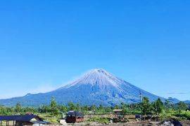 Aktivitas tambang di kawasan rawan Gunung Semeru ditutup sementara