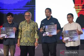 Pewarta foto ANTARA raih penghargaan Anugerah Jurnalistik Komdigi 2025