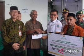 Baznas Pangkalpinang menyalurkan bantuan Rp175 juta untuk 419 mustahik