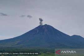 Gunung Semeru erupsi tiga kali dengan tinggi letusan 600 meter