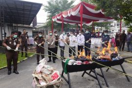 Kejari musnahkan barang bukti dari 142 kasus inkrah