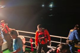 Tim-SAR gabungan evakuasi awak KM Bonanza 02 mati mesin di perairan Bangkep