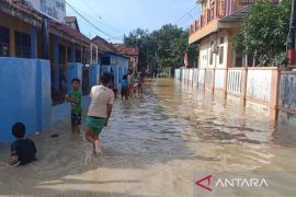 Dinsos mendistribusikan bantuan makanan untuk korban banjir di Cirebon