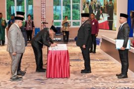 Gubernur lantik Christian Sohilait jadi Penjabat Sekda Provinsi Papua