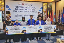 Dukung SDM muda Banggai, DSLNG salurkan beasiswa gemilang di Untika