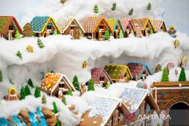 Rumah-rumah mungil dalam pameran Gingerbread City di Warsawa