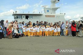 Kodaeral IX Ambon perkenalkan ketahanan bahari pada anak sekolah di KRI Posepa-870