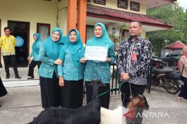 TP PKK Paluta terima bantuan tiga pasang hewan ternak dari PKK Sumut