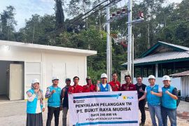 PLN ULP Sitiung lakukan penyalaan pelanggan TM 240.000 VA untuk PT Bukit Raya Mudisa