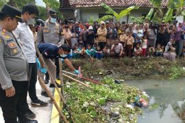 Polres Karawang olah TKP temuan kerangka manusia di saluran irigasi