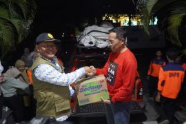 Korban banjir di Lombok Timur dapat bantuan makanan siap saji