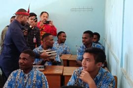 Anggota Komisi XIII DPR RI Yan Mandenas meninjau MBG di Kabupaten Jayawijaya