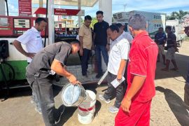 Polisi menera ulang sampel kadar BBM di Labuan Bajo