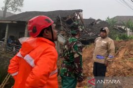 BPBD Ponorogo evakuasi material longsor timbun 2 rumah dan 7 kendaraan