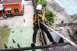Pelatihan Rappeling Untuk Relawan Di Palangka Raya