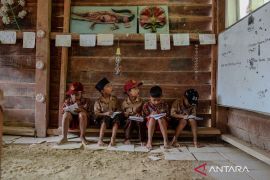 Mengintip sekolah terpencil yang hanya memiliki satu guru dan satu ruang kelas di Pandeglang