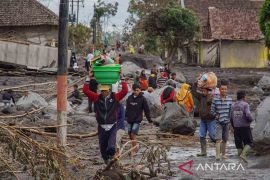Warga Dusun Sumberlangsep mengungsi akibat banjir lahar Semeru