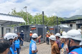 PLN menambah kapasitas mesin pembangkit listrik di Pulau Adonara
