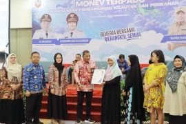 DKP Kalsel serahkan SPPT SNI, guna tingkatkan mutu produk unggulan daerah.