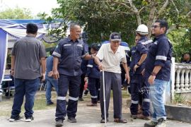 PT Timah serahkan bantuan untuk lansia di Bangka Barat