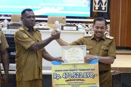 Pemkot Jayapura berikan penghargaan lima kampung kinerja baik