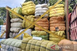 Polda Metro Jaya ungkap perdagangan baju bekas impor sebanyak 439 bal