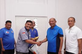 Bupati Langkat Syah Afandin serahkan peralatan latihan buat 10 cabang olahraga