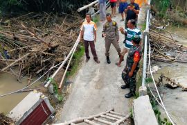 TNI dan BPBD tangani putusnya jembatan penghubung Lamongan-Bojonegoro