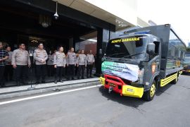 Polda Jatim kirim bantuan kemanusiaan untuk pengungsi erupsi Semeru