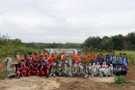 Polisi Jambi tanam pohon melibatkan pelajar momentum Hari Pohon Sedunia