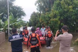 SAR Padang bantu evakuasi warga yang terjebak banjir