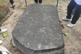 Puisi cinta di makam Maria van de Velde di Onrust Jakarta