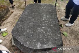 Membaca puisi cinta pada pusara Maria van de Velde di Pulau Onrust