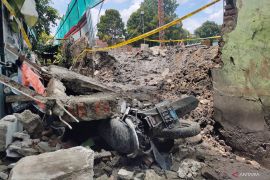 Tembok sekolah di Palmerah roboh dan menimpa sepeda motor warga