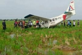Sebuah pesawat kecil jenis Cessna jatuh di areal sawah di Karawang