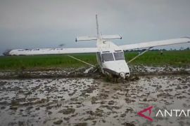 Lima awak pesawat jatuh di Karawang dikabarkan selamat
