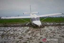 Lima awak pesawat kecil yang jatuh di Karawang selamat