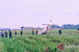 Aparat pasang garis polisi di lokasi pesawat jatuh
