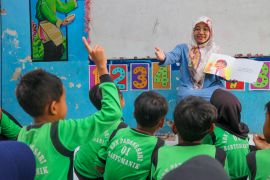 Membangun generasi peduli lingkungan lewat membaca bersama