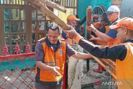 20 petugas PPSU bersihkan material rumah yang ambruk di Lubang Buaya