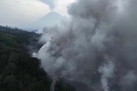 Status darurat erupsi Semeru diperpanjang hingga 2 Desember 2025