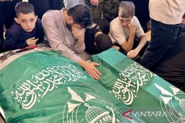 Pemakaman 13 korban serangan udara Israel di kamp pengungsi Ain al-Hilweh Lebanon