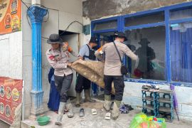 Satbrimob Polda Jatim perkuat operasi kemanusiaan pascaerupsi Semeru