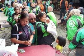 Lebih dari 1.000 pengemudi ojol di Solo Raya terima bantuan sembako