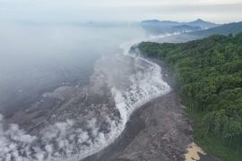 Asap letusan sekunder Gunung Semeru