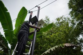 KKN IAHN Mpu Kuturan Singaraja pasang panel surya terangi jalan desa