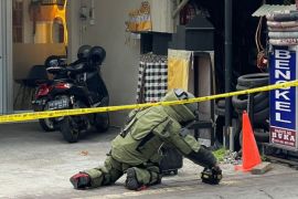 Penjinak Bom Polda Bali periksa koper tak bertuan di Denpasar