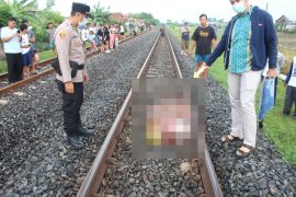 Heboh! Lansia ditemukan tewas di rel kereta Pegambiran Cirebon