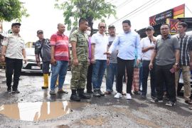 Bupati Sidoarjo pastikan betonisasi Desa Bluru Kidul terlaksana 2026