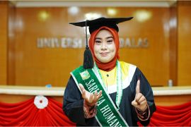 Inklusivitas di Unand: Frizka Kurnia Rahman Raih Gelar Sarjana Humaniora